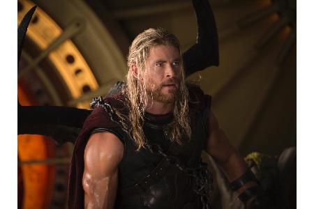 Thor (Chris Hemsworth) kehrt in seine Heimat zurück, doch es warten so einige Überraschungen auf ihn...