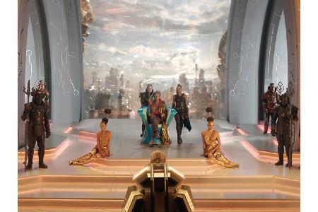 Sie bringt ihn zum exzentrischen Herrscher des Planeten, den alle Grandmaster (Jeff Goldblum) nennen.