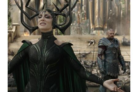 Unterdessen treibt Hela auf Asgard weiter ihr Unwesen und vernichtet jeden Bewohner, der ihr nicht Gehorsam schwört...