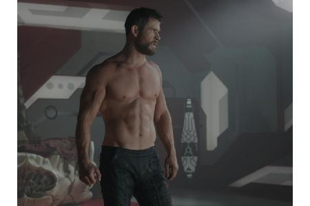 Thor spürt, dass das Volk in seiner Heimat in großer Gefahr ist und schmiedet einen Plan, um Asgard zurückzuerobern.