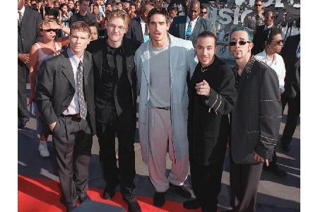 Als wäre die Musik nicht schon gruselig genug, packen die Backstreet Boys im Video zu 