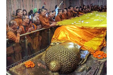 Seine Leser nimmt der Autor auch mit auf den Lebensweg Siddharthas, des späteren Buddhas.