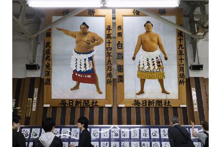 In der Sporthalle Ryogoku Kokugikan können Touristen Wettkämpfe der Sumoringer besuchen. Die Zweikämpfe der Schwergewichte d...