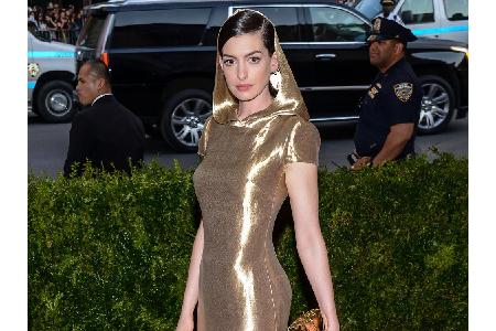 Schauspielerin Anne Hathaway (34) brachte mit ihrem güldenen Kapuzen-Kleid einen Hauch von metallischer Mystik auf den roten...