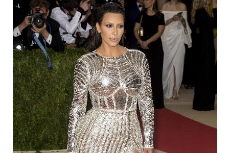 Ihr Outfit darf auf keinen Fall fehlen. Zur letztjährigen Met-Gala in New York erschien Reality-Star Kim Kardashian (36) in ...