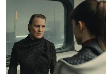 Die Entdeckungen von K führen ihn auf die Suche nach Rick Deckard (Harrison Ford), einem seit 30 Jahren verschwundenen, ehem...