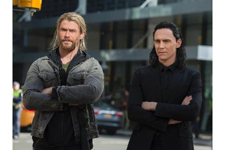 Während Asgard und seiner Bevölkerung durch die Tyrannei der skrupellosen Hela (Cate Blanchett) der Untergang droht, wird Th...