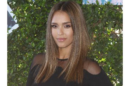 Blondinen gelten gemeinhin als sexy. Dass jedoch auch brünette Hollywood-Schönheiten vor Sexappeal nur so strotzen, beweisen...