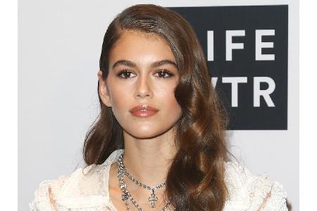 ... ihre schöne Modeltochter Kaia Gerber (16), deren Haare ebenfalls in einem traumhaften Braunton glänzen.