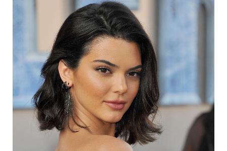 Ebenfalls im Modelbusiness tätig und super erfolgreich: Kendall Jenner (21). Die brünette Beauty lief unter anderem schon fü...
