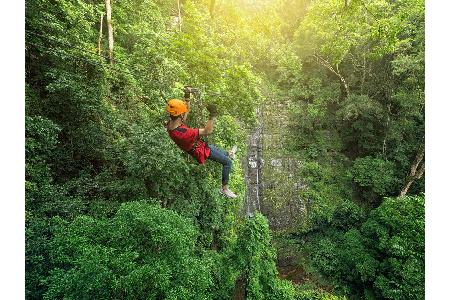Wer keine Lust hat den Urwald auf Schusters Rappen zu erkunden, der kann sich einfach an ein Seil hängen und per Ziplining d...