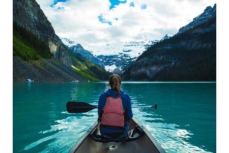 Als Land der unbegrenzten Abenteuer kann auch Kanada bezeichnet werden. Bei einer Kanutour über den Lake Louise im Banff-Nat...