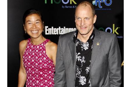 US-Star Woody Harrelson heiratete 2008 seine ehemalige Assistentin Laura Louie nach 21 Jahren Beziehung. Das Paar lebt mit s...