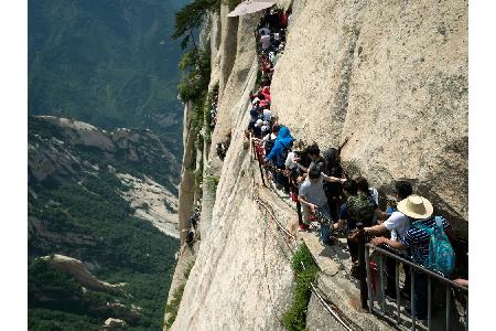 Der Berg ruft! Der Mount Huashan ist einer der fünf heiligen Berge in China. Wer ihn bezwingen will, muss sich 30 Minuten an...