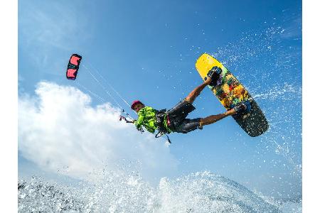 Beim Kitesurfen verbindet man Fliegen, Jumpen und Surfen. Der lässige Trendsport ist aber alles andere als einfach. Es brauc...