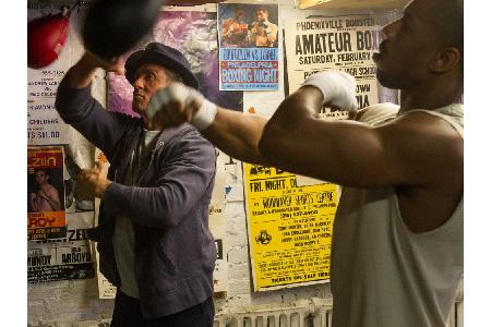 Rocky lässt sich dazu überreden, Adonis zu trainieren. Für seine Darstellung erhielt Stallone zahlreiche Preise und eine Osc...