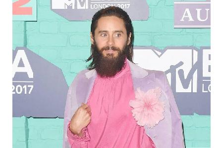Rosa war eine der Trendfarben bei diesen MTV EMAs. Auch 30-Seconds-to-Mars-Sänger Jared Leto erschien in einer Bluse und mit...