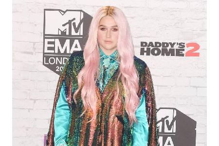 Metallisch glänzend und ziemlich spacig, so war der Auftritt von Sängerin Kesha.