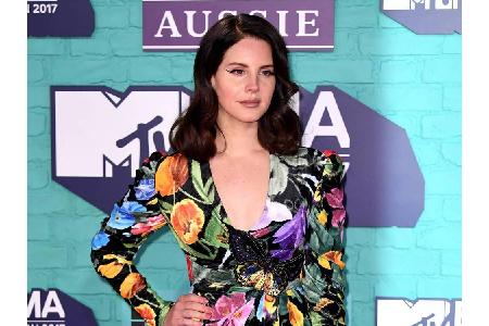 Auch Lana Del Ray hatte man schon in wesentlich attraktiveren Outfits gesehen. Der Schnitt ihres Abendkleides schmeichelte i...