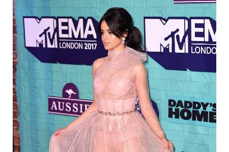 Die kubanische Preisträgerin Camila Cabello hatte theoretische eine Prachtrobe an. Leider war die aber auch komplett durchsi...