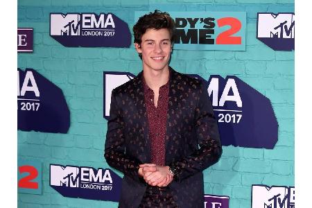 Und auch der charmante Gewinner des Abends, der Kanadier Shawn Mendes bewies Mut zum schrägen Outfit: Sein nachtblauer Anzug...
