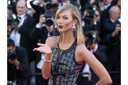 Mit 9 Millionen US-Dollar im Jahr verdient Karlie Kloss (25) deutlich mehr. Sie schafft es auf Platz 7 der bestbezahlten Mod...