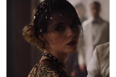 Und zu guter Letzt: Die junge Mimin Lucy Boynton spielt die bessere Hälfte von Count Andrenyi.