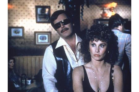 Seine schöne und nicht weniger abenteuerlustige Frau gab die Schauspielerin Stefanie Powers. Besonderes Markenzeichen: eine ...