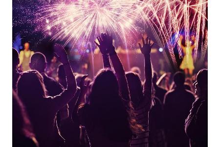 Mit Freunden, der Familie oder dem Partner: Silvester und Neujahr wollen viele Deutsche nicht im heimischen Wohnzimmer verbr...