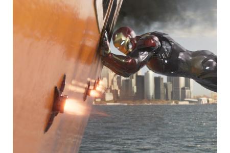So dass ihm schließlich Iron Man (Robert Downey Jr.) zu Hilfe kommen muss.