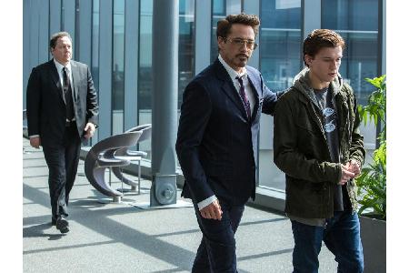 Doch sein Mentor Tony Stark und Happy Hogan (Jon Favreau, l.) sind alles andere als begeistert von Peters draufgängerischer ...