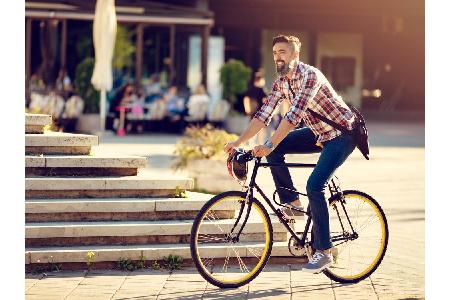 Warum extra ins Fitnessstudio gehen, um Sport zu treiben? Wer zum Beispiel Fahrrad fährt, spart unnötige Zeit im Stau und Be...