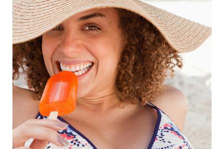 Über 30 Grad und kein Pool, Bikini oder Wassereis in der Nähe? Zum Glück gibt es kleine Tricks, die im Alltag für eine kühle...
