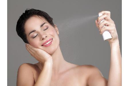 Eine nasse Erfrischung für zwischendurch bieten Thermalwasser-Sprays aus der Apotheke oder Drogerie. Der feine Wasserstaub k...