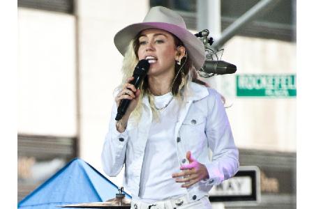 Sängerin und Teilzeit-Skandalnudel Miley Cyrus (24) erregt mit ihren 1,65 Metern ziemlich viel Aufsehen.