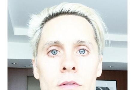 Es geht auch weiß! Unter dieses Selfie schrieb Jared Leto (45): 