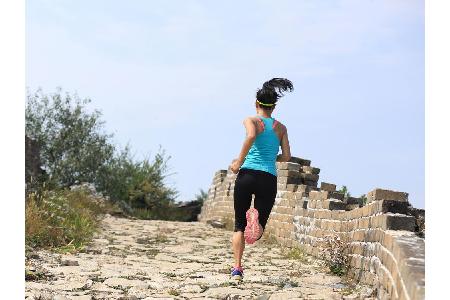 Laufen auf der chinesischen Mauer? Klar! Aber rennen, gar einen Marathon absolvieren? Ja, auch das geht. Sicher unvergesslic...