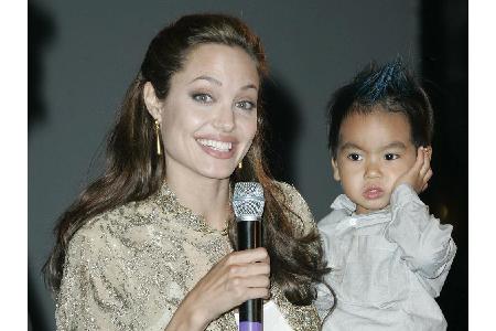 Angelina Jolie adoptierte den kleinen Maddox im Jahr 2001. Damals war sie noch mit Billy Bob Thornton liiert. Erst im Jahr 2...