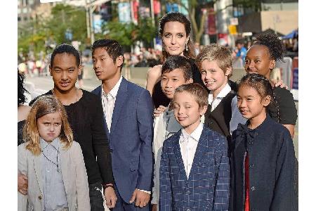 Neueste Bilder zeigen: Die Brangelina-Kids haben sich prächtig entwickelt. Im September 2017 posieren Vivienne (9), Maddox (...