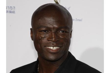 Auch Seal (54) war geladen und sang zwei Lieder auf der Party. Anders als Hilary Swank behielt er seine Einnahmen. Seal vert...