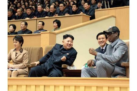 Ein US-Basketballstar zu Gast in Nordkorea - geht das? Ja, das geht, wie Dennis Rodman (56) beweist. Er scheint sich in Kim ...