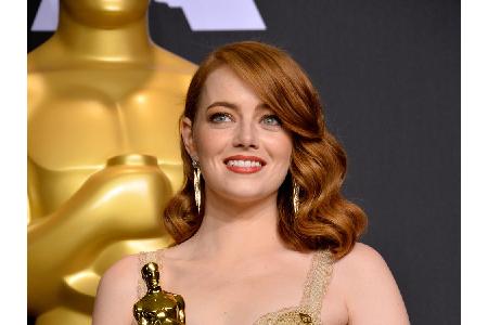 Emma Stone ist natürlich blond, bevorzugt jedoch aktuell rotes Haar. Damit identifiziere sie sich am ehesten, schließlich is...