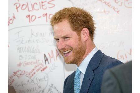 Großbritanniens royaler Rotschopf Prinz Harry ist stolz auf seine Haarfarbe und ermutigt andere, das auch zu sein. 