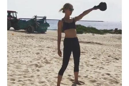 Ihre sexy Kurven kommen nicht von ungefähr: Das tschechische Model Karolína Kurková (33) machte Outdoor-Fitness und genoss g...