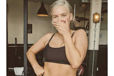 Anne-Marie (26) schrieb zu dem Schnappschuss, der sie im Fitnesscenter zeigt: 
