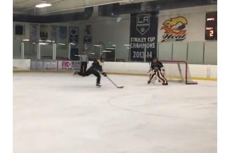 Auf diesem Bild nicht zu erkennen, aber unter den Eishockey-Klamotten steckt kein Geringerer als Justin Bieber (23). Mal etw...