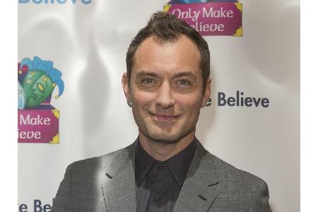 Jude Law (44) wechselte mit 12 Jahren sogar auf eine Privatschule. Dennoch brach er die Ausbildung mit 17 Jahren ab, um sich...