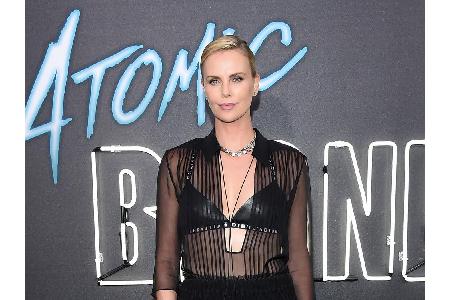 Charlize Theron (42) brach die Schule ab, nachdem sie in Johannesburg aus Spaß an einem Modelcontest teilnahm und gewann. De...