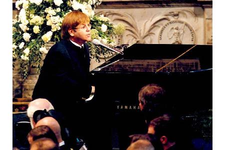 Nur wenige Wochen später stirbt Diana bei einem tragischen Autounfall und Elton John sorgt für einen der vielen Gänsehautmom...