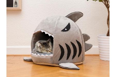 Erholung pur bietet dieses witzige Katzenbett im Hai-Design.